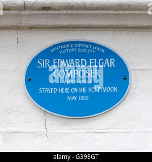 Una lapide sulla casa di 3 giardini Alexandra a Ventnor sull'Isola di Wight dove il compositore Sir Edward Elgar ha trascorso la sua luna di miele Foto Stock