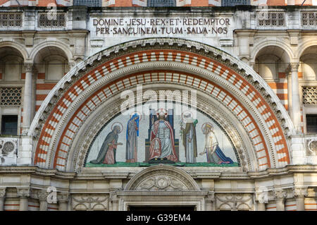 Timpano sopra l'ingresso alla Cattedrale di Westminster a Londra. Foto Stock