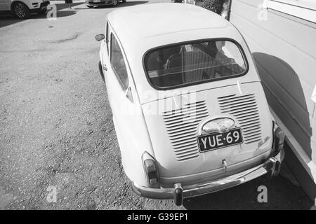 Porvoo, Finlandia - 7 Maggio 2016: Vecchia Fiat 600 city car prodotta dal costruttore italiano Fiat dal 1955 al 1969, close-up foto Foto Stock