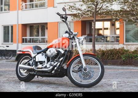 Stoccolma, Svezia - 4 Maggio 2016: rosso splendente di moto da strada con dettagli cromati da Harley-Davidson Motor Company sta parcheggiata Foto Stock