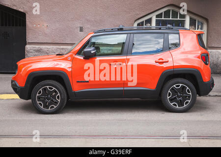 Helsinki, Finlandia - 21 Maggio 2016: nuovo rosso splendente Jeep Renegade, vista laterale. Si tratta di un crossover ultracompatto che sta SUV o mini SUV Foto Stock