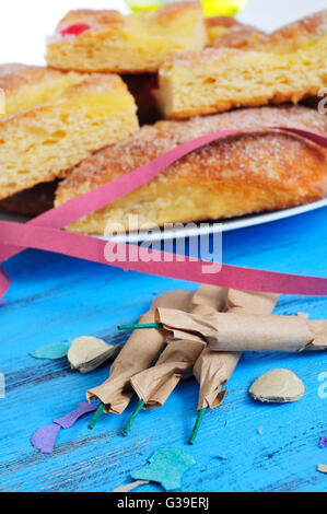 Alcuni petardi e una piastra con pezzi di coca de Sant Joan, un tipico dolce torta piatta dalla Catalogna, Spagna, mangiato su SAN Foto Stock