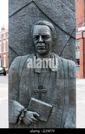 Il bronzo del David Sheppard, facente parte della statua Sheppard-Worlock da Stephen Broadbent in Hope Street, Liverpool. Foto Stock