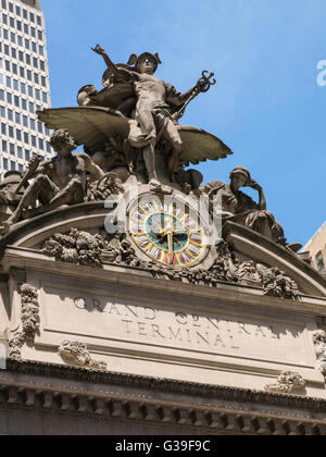 La facciata del Grand Central Terminal presenta una scultura per il trasporto e un orologio in vetro di Tiffany, New York City, USA Foto Stock