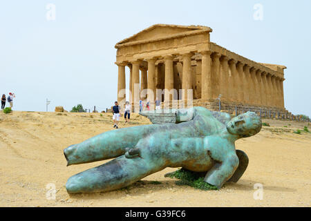 La scultura in bronzo di Icaro caduto nella parte anteriore del Tempio della Concordia nella Valle dei Templi, Agrigento, Sicilia Foto Stock