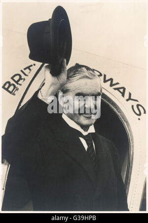 Primo ministro britannico, Neville Chamberlain (1869-1940), onde addio come egli vive un aeroplano a Heston aeroporto sul suo modo di Bad Godesberg, Germania per soddisfare Adolf Hitler, per la seconda volta, per tenere colloqui riguardanti il Sudetenland. Chamberlain della politica Foto Stock