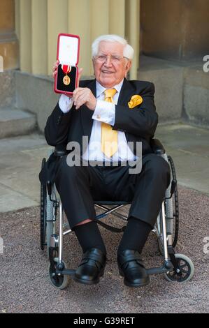 Jack Petchey, 90, dopo aver ricevuto un Cavalierato dal Principe di Galles per i servizi per i giovani nella zona est di Londra ed Essex attraverso il Jack Petchey Foundation, in una cerimonia di investitura a Buckingham Palace a Londra. Foto Stock