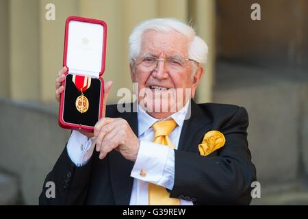 Jack Petchey, 90, dopo aver ricevuto un Cavalierato dal Principe di Galles per i servizi per i giovani nella zona est di Londra ed Essex attraverso il Jack Petchey Foundation, in una cerimonia di investitura a Buckingham Palace a Londra. Foto Stock