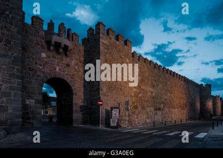 Porta Santa nella parete di Avila, (Puerta de la Santa) Castilla y Leon, Spagna Foto Stock