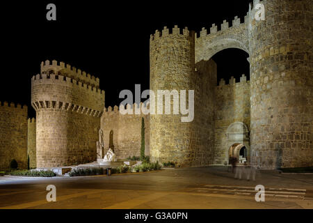 Plaza di Santa Teresa e gate Alcazar nel muro della città di Avila, Castiglia e Leon, Spagna, Foto Stock