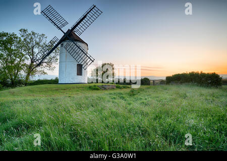 Alba a Ashton Windmill in Somerset Foto Stock