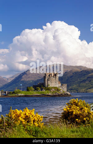 Eilean Donan Castle in corrispondenza del Loch Duich, Loch Alsh e Loch Long. Dornie, Ross and Cromarty, Scozia. Foto Stock