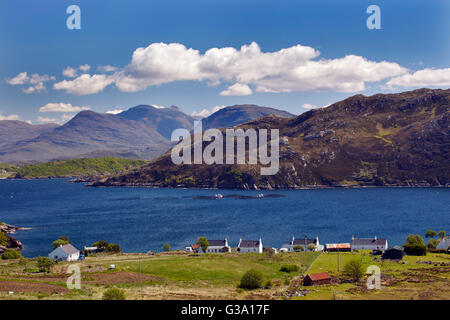 L'allevamento del salmone in Loch Torridon a Kenmore. Penisola di Applecross, Ross and Cromarty, Scozia. Foto Stock