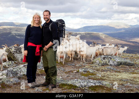 Il principe ereditario Haakon e Crown Princess Mette-Marit di Norvegia, durante una visita alla contea di Hedmark, in Norvegia Foto Stock