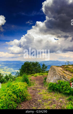 Panorama di montagna vista dalla scogliera vicino alla grande pietra bianca nella parte superiore prima della tempesta Foto Stock