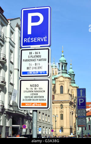 Praga, Repubblica Ceca. Simbolo di parcheggio nella città vecchia. Parcheggio limitato in segno Platnerzska (street) Foto Stock