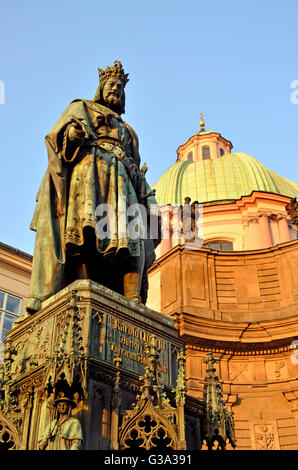 Praga, Repubblica Ceca. Statua (1848) dell'Imperatore Carlo / Karel IV (1316-1378 - Sacro Romano Imperatore e Re di Boemia) .... Foto Stock