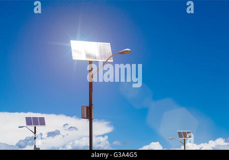 Pannelli solari sui pali della luce utilizzando la luce solare per generare energia elettrica. Ogni luce ha una potenza dedicata unità di generazione. Foto Stock