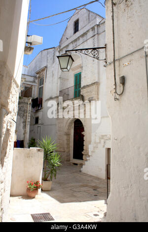 Martina Franca vicolo in Puglia, Italia Foto Stock