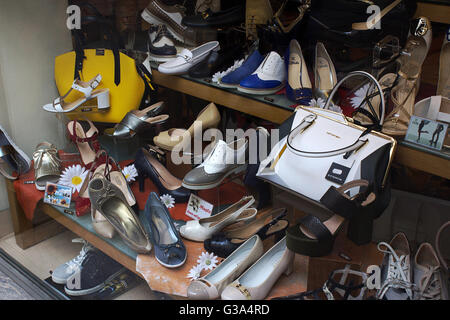 Vetrine di donne borse in pelle,scarpe e accessori della collezione  primavera/estate in Via della Spiga, Milano, Italia Foto stock - Alamy