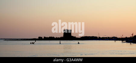 Il bagno in mare al tramonto puglia, Italia Foto Stock