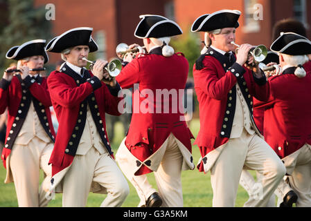 U.S. Army Fife and Drum Corps Washington DC / WASHINGTON DC - il Fife and Drum Corps, vestito con uniformi dell'era della guerra di indipendenza americana, si esibisce durante l'Army Twilight Tattoo alla Joint base Myer-Henderson Hall. I musicisti, suonando i tradizionali piattini e tamburi, mostrano la musica militare storica come parte di questo concorso pubblico gratuito che mostra la storia e le tradizioni dell'esercito degli Stati Uniti. Foto Stock