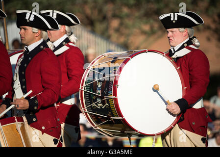 U.S. Army Fife and Drum Corps Washington DC / WASHINGTON DC - il Fife and Drum Corps, vestito con uniformi dell'era della guerra di indipendenza americana, si esibisce durante l'Army Twilight Tattoo alla Joint base Myer-Henderson Hall. I musicisti, suonando i tradizionali piattini e tamburi, mostrano la musica militare storica come parte di questo concorso pubblico gratuito che mostra la storia e le tradizioni dell'esercito degli Stati Uniti. Foto Stock