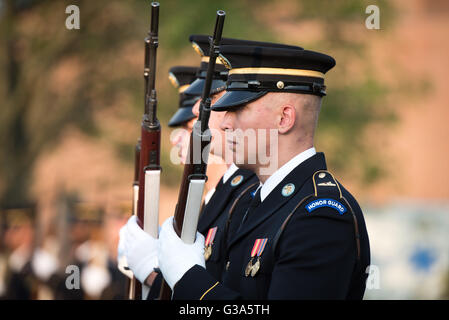 US Army Drill Team Honor Guard Twilight Tattoo Arlington Virginia // ARLINGTON, Virginia - i membri della U.S. Army Drill Team Honor Guard eseguono una routine di perforazione di precisione durante il Twilight Tattoo alla Joint base Myer-Henderson Hall. Questa unità d'élite fa parte del 3rd U.S. Infantry Regiment (The Old Guard). Dimostrano eccezionali capacità di maneggiare i fucili e movimenti sincronizzati, mostrando disciplina e precisione militare. L'Old Guard è il più antico reggimento di fanteria attivo dell'esercito degli Stati Uniti, che funge da unità cerimoniale ufficiale e scorta al presidente. La base congiunta Myer-Henderson Hall è loc Foto Stock
