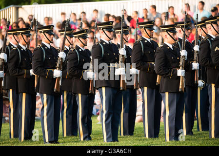 WASHINGTON DC, Stati Uniti - lo U.S. Army Drill Team esegue una routine di perforazione di precisione durante il Twilight Tattoo alla Joint base Myer-Henderson Hall. I membri dell'unità d'élite, parte del 3rd U.S. Infantry Regiment (The Old Guard), dimostrano le loro eccezionali capacità di maneggiare i fucili e i movimenti sincronizzati in una dimostrazione di disciplina e precisione militare. Foto Stock