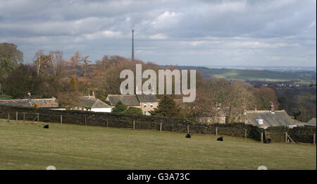 Emley Moor montante televisivo visto da vicino ad alta Flatts Foto Stock