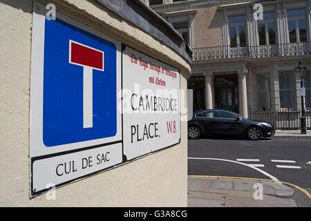 Il nome della strada segno per luogo di cambridge, Kensington, Londra, accanto a cul-de-sac segno Foto Stock