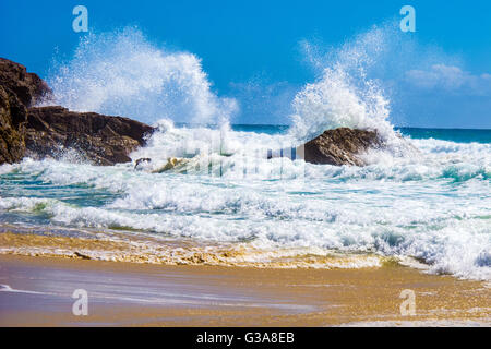 Onde che si infrangono sulla roccia sulla Gold Coast in Australia Foto Stock