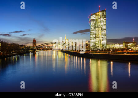 Banca centrale europea (BCE) con ponte Deutschherrnbrücke oltre il fiume Main, in background il distretto finanziario, Tedesco Foto Stock