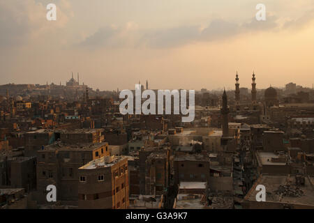 Il Cairo, vista dal minareto del complesso Al-Ghuri sopra la città vecchia con il Bab Zuweila e la cittadella moschea, sera Foto Stock