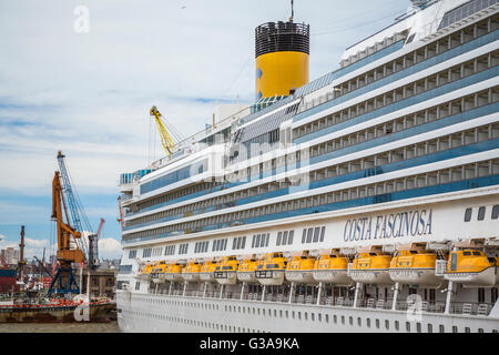 La nave da crociera Costa Fascinosa nel porto di Montevideo, Uruguay Sud America. Foto Stock