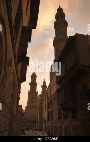 Minareti di Barquq complessa (anteriore), Madrasa an-Nasir Muhammad e Qalawun complessa, Al-Muizz li-Din Allah street, crepuscolo, il Cairo Foto Stock