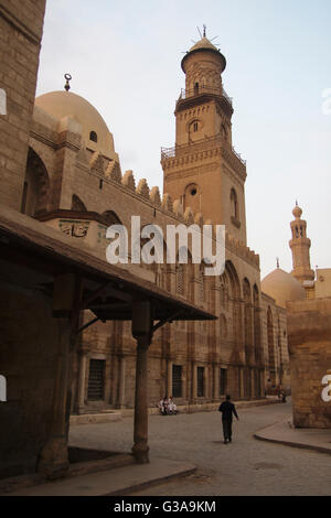 Il Cairo, Qalawun complesso mausoleo, con la cupola e il minareto e Al-Muizz li-Din Allah street, con Barquq complesse in background Foto Stock