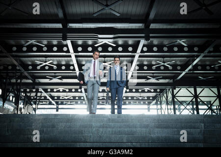 Imprenditori aziendale con caffè moderno discendente scale Foto Stock