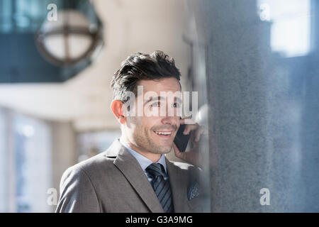 Imprenditore aziendale parlando al cellulare Foto Stock