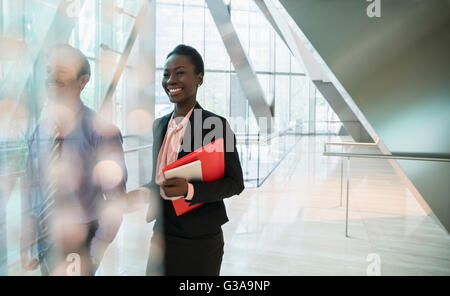 Sorridente imprenditrice aziendali in ufficio moderno lobby Foto Stock