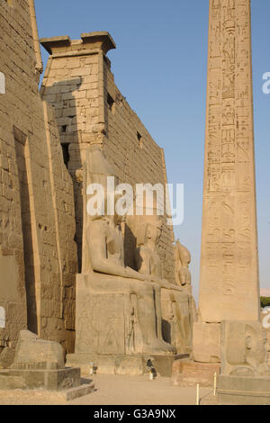 Tempio di Luxor, obelisco, statue di Ramses II e il primo pilone. Luxor, Egitto Foto Stock