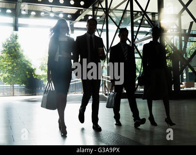 Il business aziendale la gente camminare fuori dall'edificio Foto Stock