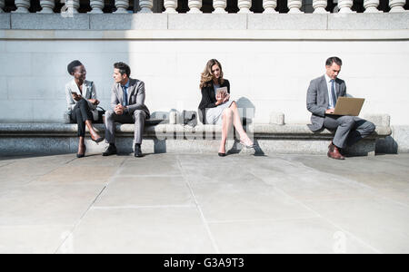 Il business aziendale persone che lavorano sul banco di sole all'aperto Foto Stock