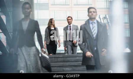 Il business aziendale persone di discesa delle scale Foto Stock