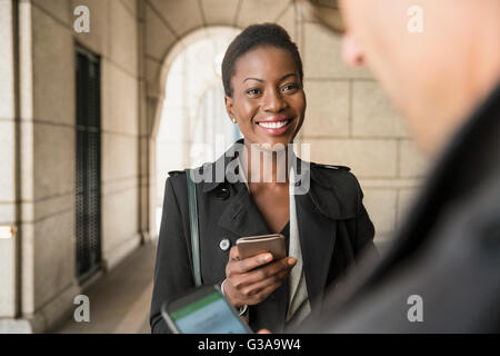 Corporate imprenditore e imprenditrice con i telefoni cellulari Foto Stock