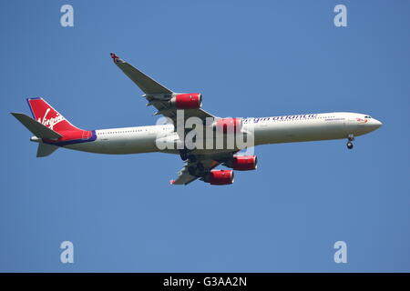 Virgin Atlantic Airbus A340-600 G-VWKD atterraggio all'Aeroporto Heathrow di Londra, Regno Unito Foto Stock