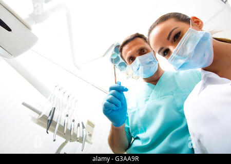 Ispezione presso il dentista dal punto di vista del paziente. Foto Stock