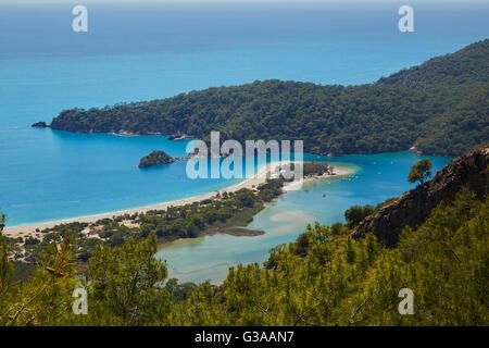 La blue lagoon e Belcekiz spiaggia di Oludeniz vicino a Fethiye in Turchia. Foto Stock