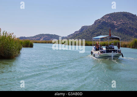 Dalyan River imbarcazione turistica sul suo modo di Turtle Island, Dalyan River la Turchia. Foto Stock