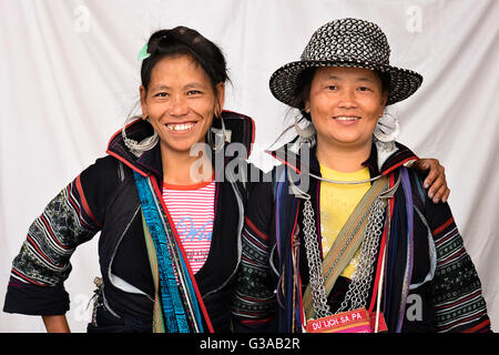 Donne Hmong indossando costumi tradizionali di Sapa, Lao Cai Provincia, Vietnam Foto Stock